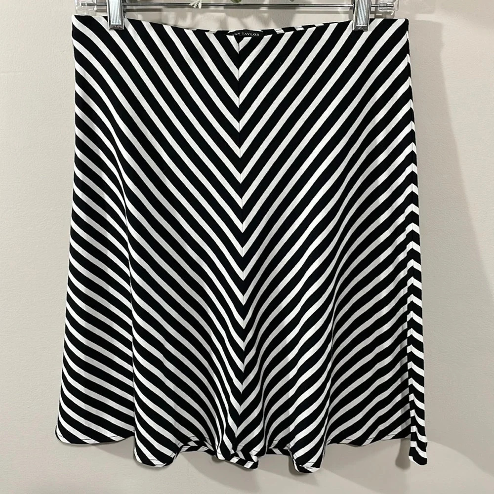 Ann Taylor Petite A-Line Knit Skirt Black and White Diagonal Striped SP
